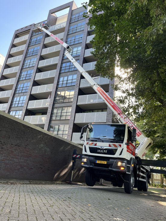 glaswassing met hoogwerker 