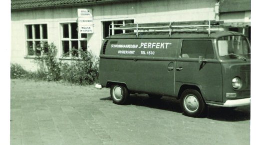 Schoonmaakebedrijf Perfekt is al jarenlang actief in de schoonmaakonderhoud waaronder VvE schoonmaak. Op de foto uit de jare 80 is dit ook te zoen.