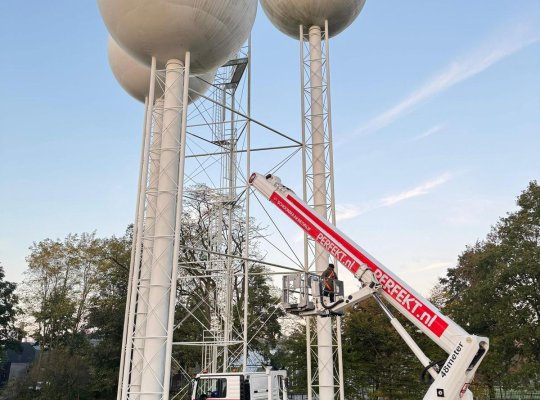 hoogwerker bij rijksmonument 