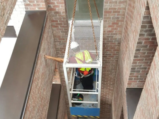 Schoonmaakbedrijf Perfekt hoogwerker in nis